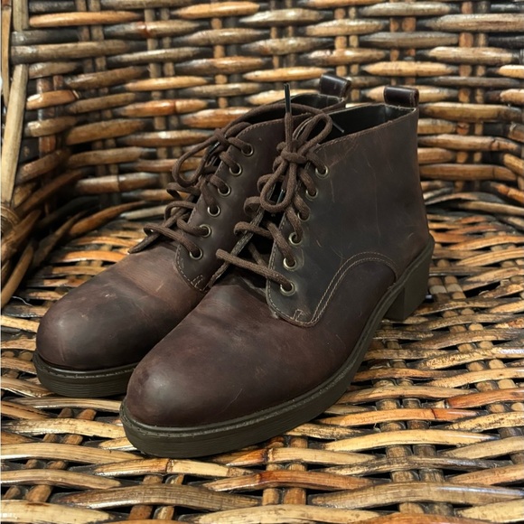 G.H. Bass & Co. Women's Brown Lace Up Boots . Never worn ! - Picture 10 of 15